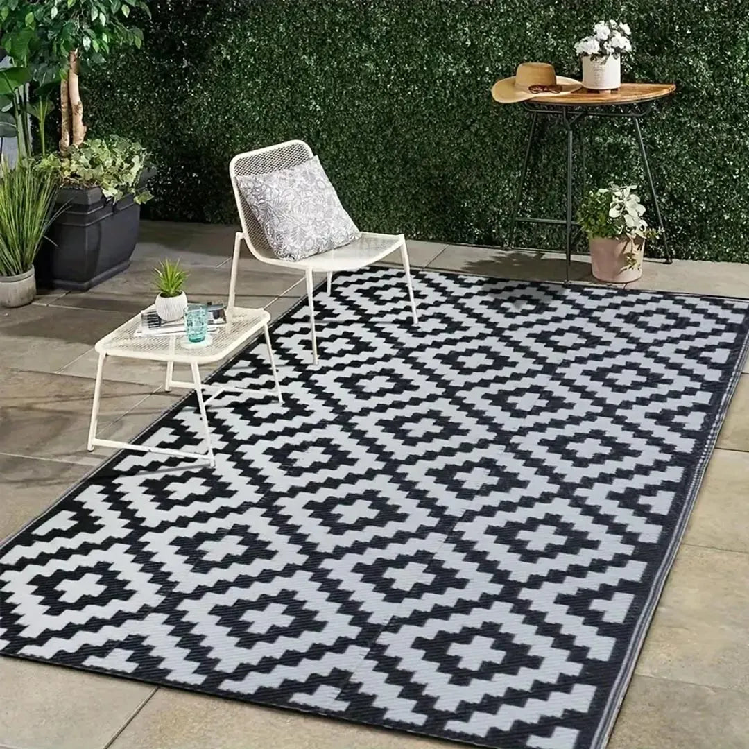 Reversible Black & White Outdoor Rug - Geometric Foldable Mat